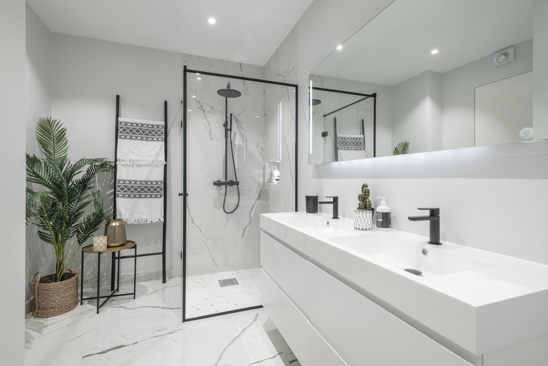 moderne bad med dobbelvask
