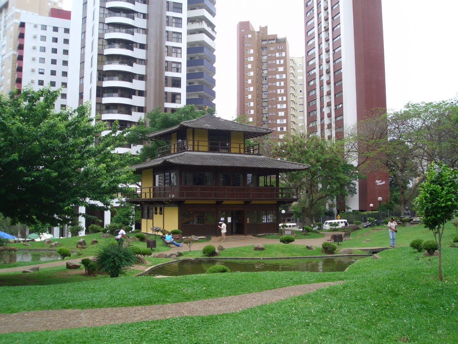 Praça do Japão, Curitiba - Hotéis DEVILLE