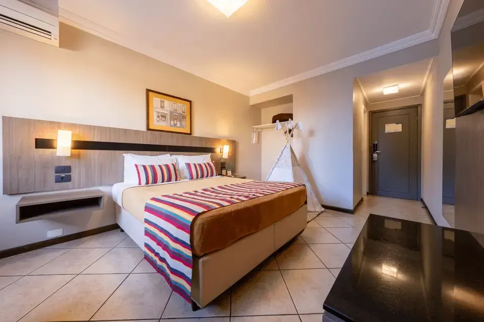 Acomodação Superior 1 cama casal Hotel Deville Express Cascavel