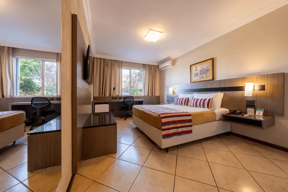 Acomodação Superior 1 cama casal Hotel Deville Express Cascavel