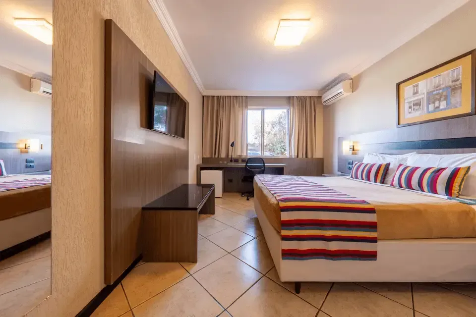 Acomodação Superior 1 cama casal Hotel Deville Express Cascavel