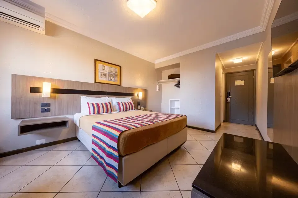 Acomodação Superior 1 cama casal Hotel Deville Express Cascavel