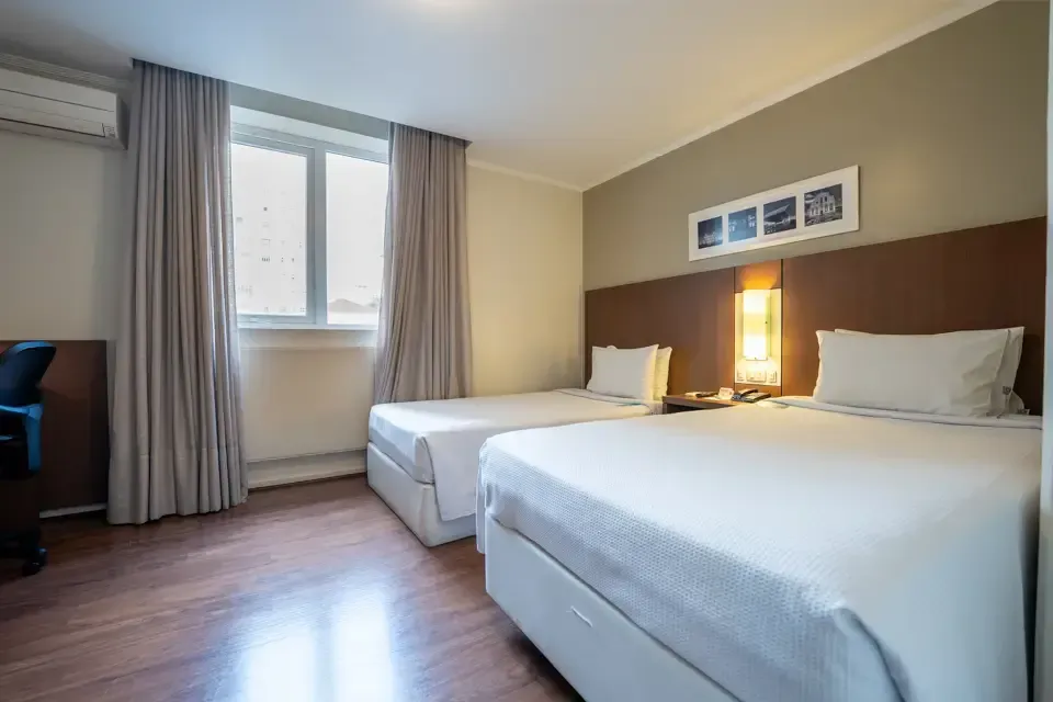 Superior Família 1 cama de casal + 1 de solteiro Hotel Deville Curitiba