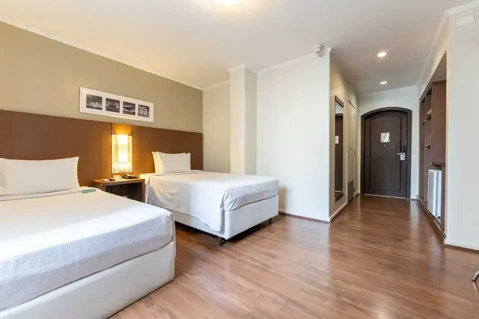 Superior Família 1 cama de casal + 1 de solteiro Hotel Deville Curitiba