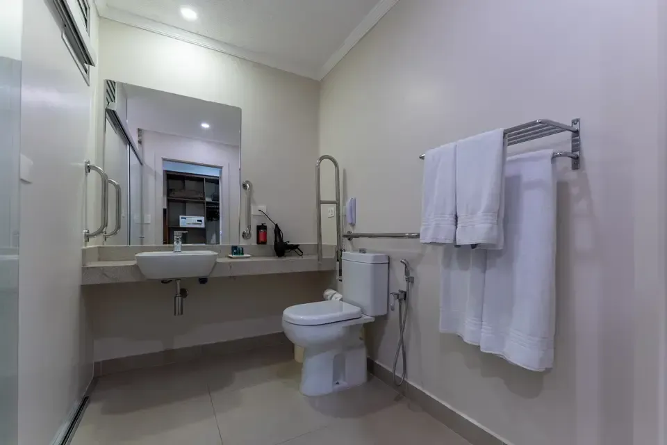 Superior Família 1 cama de casal + 1 de solteiro Hotel Deville Curitiba