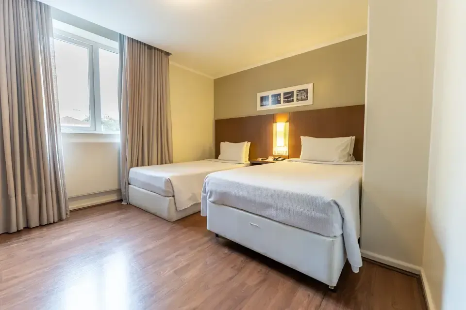 Superior Família 1 cama de casal + 1 de solteiro Hotel Deville Curitiba