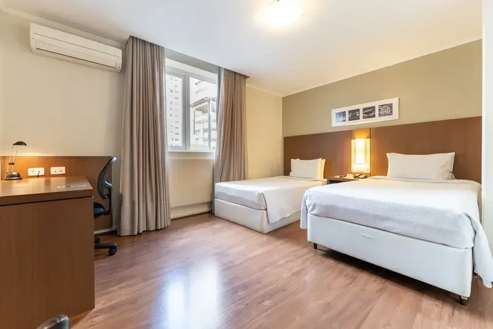 Superior Família 1 cama de casal + 1 de solteiro Hotel Deville Curitiba
