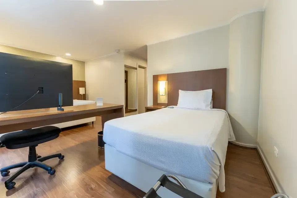 Superior Família 1 cama de casal + 1 de solteiro Hotel Deville Curitiba