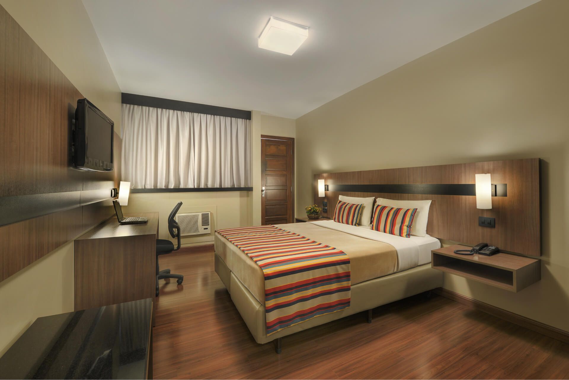 Cama de casal com mesa de escritório