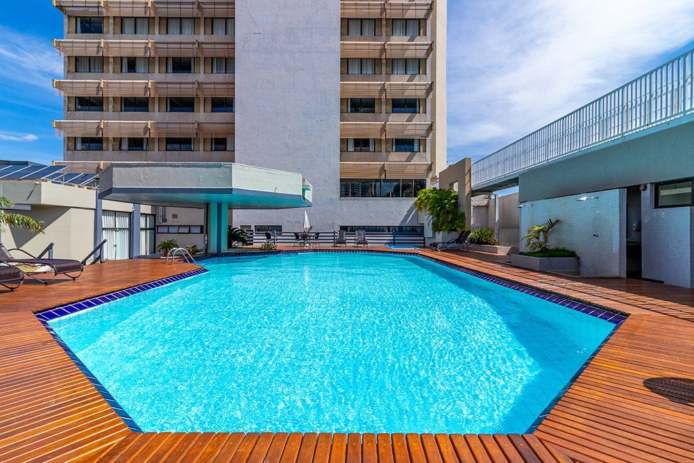 piscina com hotel ao fundo