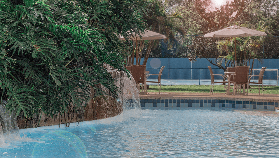 área da piscina com hotel ao fundo