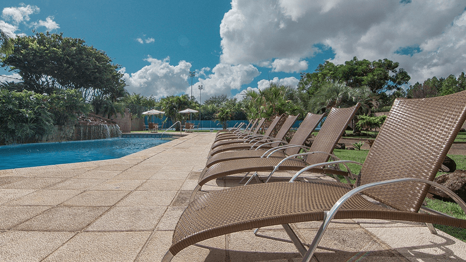 Piscina com hotel ao fundo