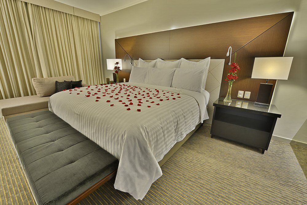 Cama de casal com cortina ao fundo