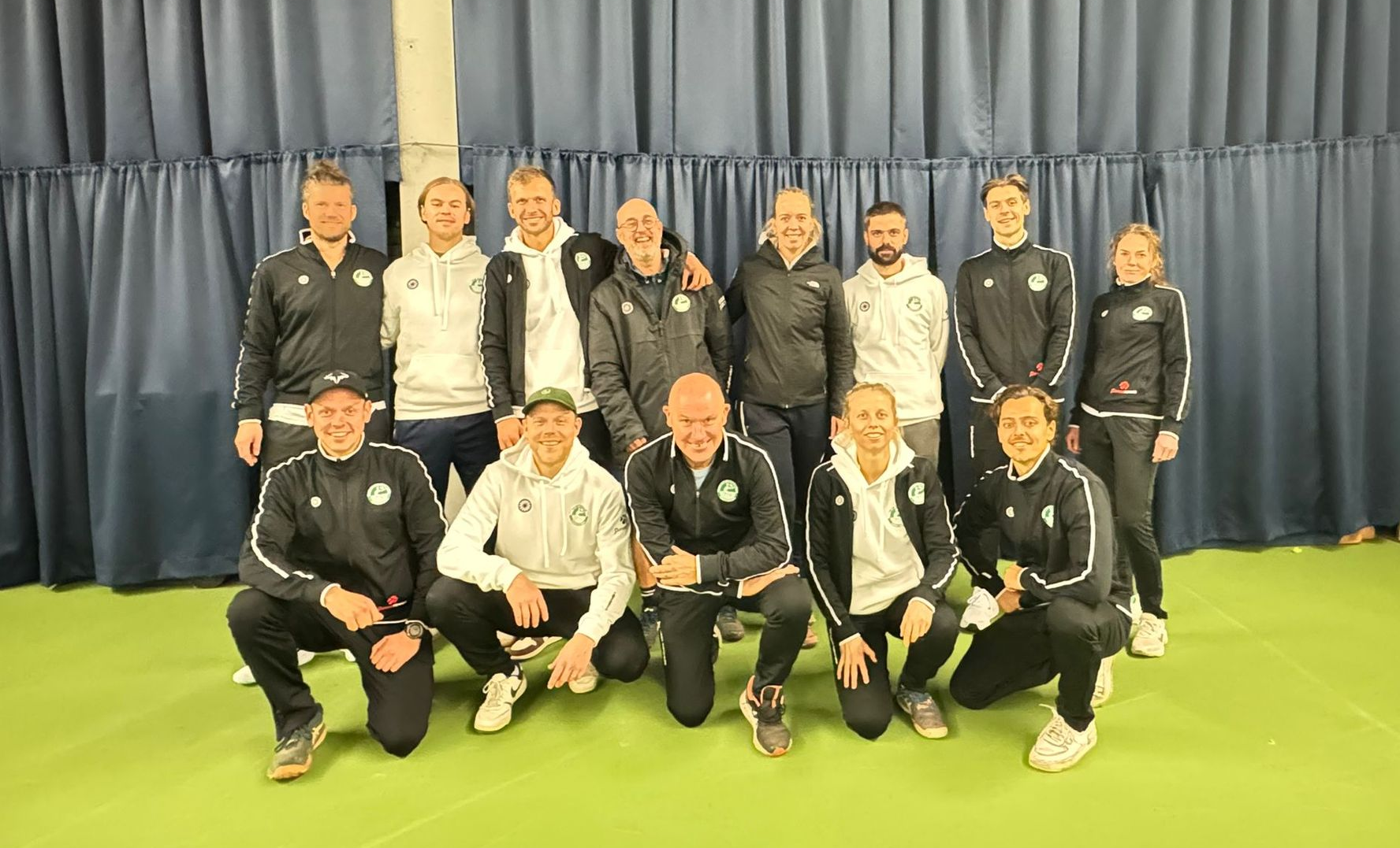 Bij Cream Crackers bieden we training voor jong en oud. Van totaalpakketten voor de jeugd, tot senioren trainingen, 5 dagen in de week! De trainers zijn in dienst bij de club, waardoor ze een vertrouwd gezicht zijn voor alle leden. Ze hebben een nauwe band onderling en organiseren regelmatig activiteiten naast de trainingen zoals bijvoorbeeld toernooitjes voor jeugd / senioren en thema activiteiten. Daardoor gaan niet alleen de tennis en padel kwaliteiten sneller vooruit, maar is er ook veel gezelligheid met elkaar.
Alle trainers zijn bevoegd en in het bezit van een KNLTB licentie.