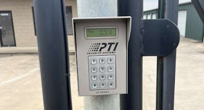 A red tag that says medicare advantage on it