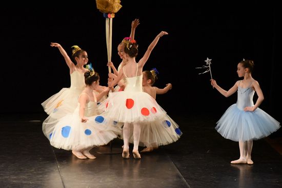 delle ballerine che si esercitano alla sbarra