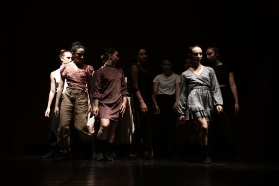 delle donne che eseguono dei passi di danza