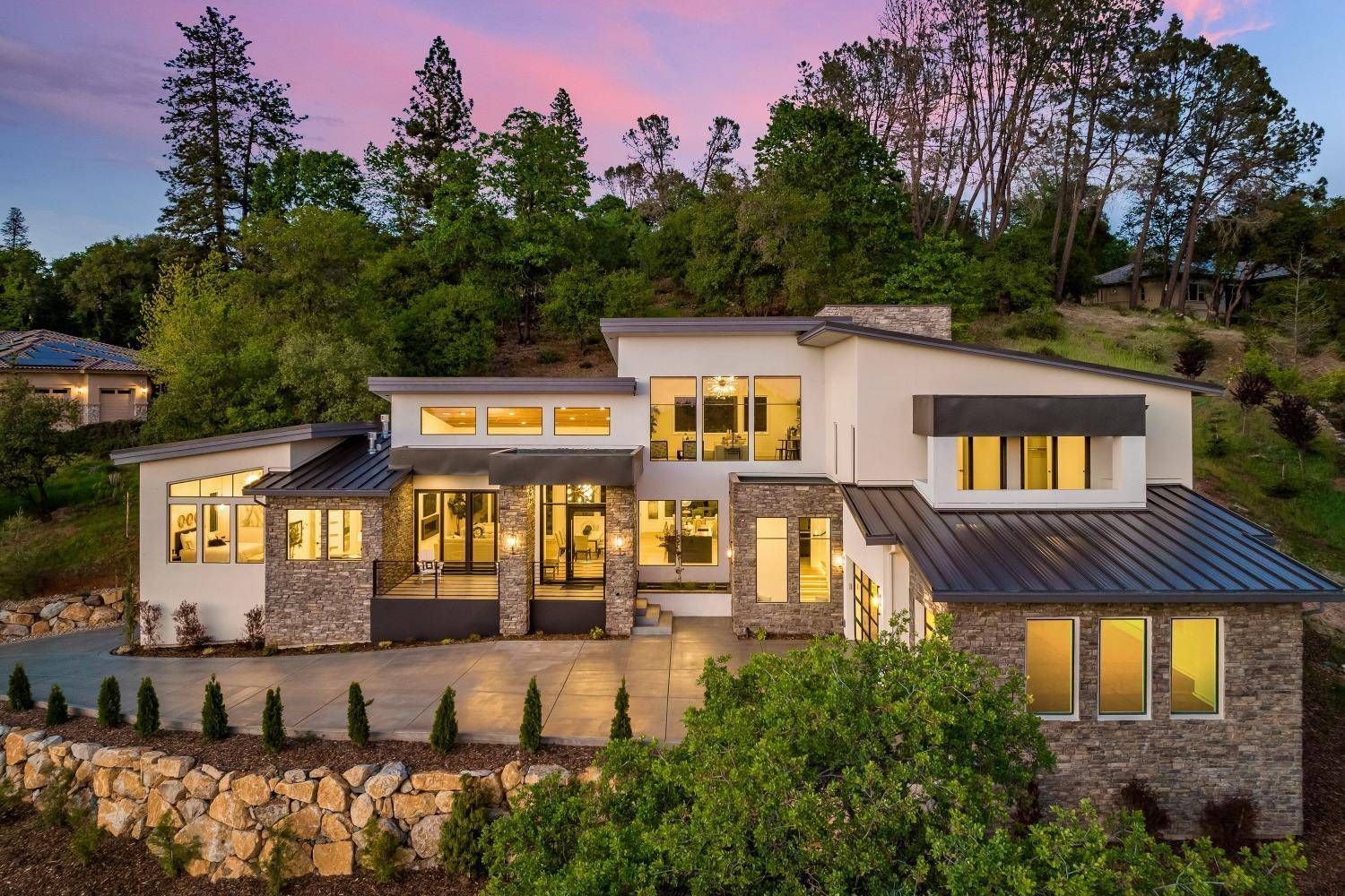 A large house is sitting on top of a hill surrounded by trees. Gayle Morris  Real Estate | GUIDE Real Estate - Auburn, CA Real Estate