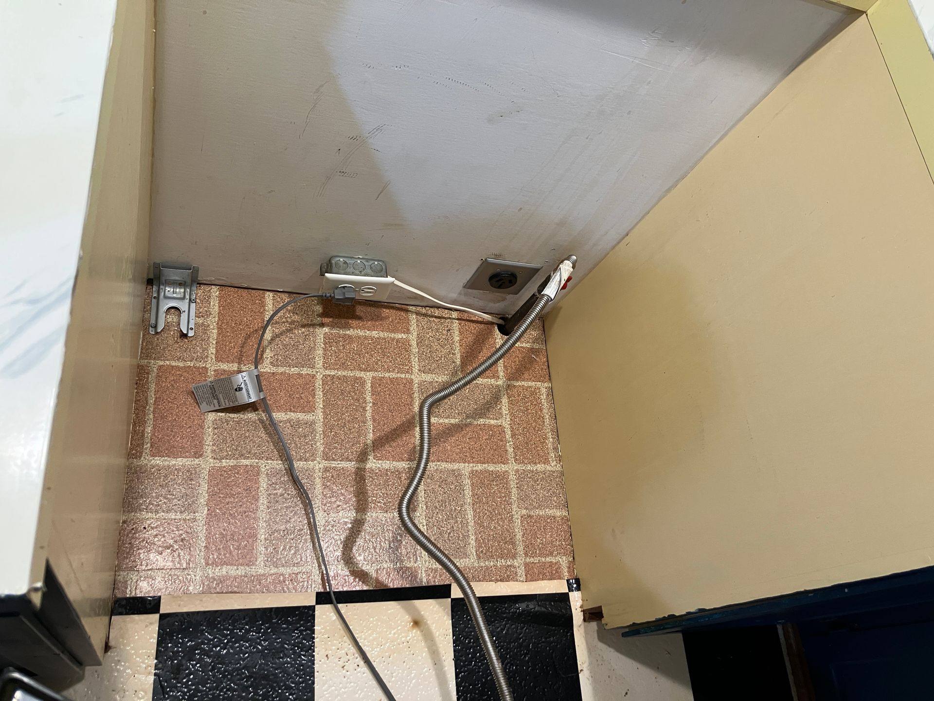 After image of a clean kitchen floor behind an oven with no trace of food or gunk.