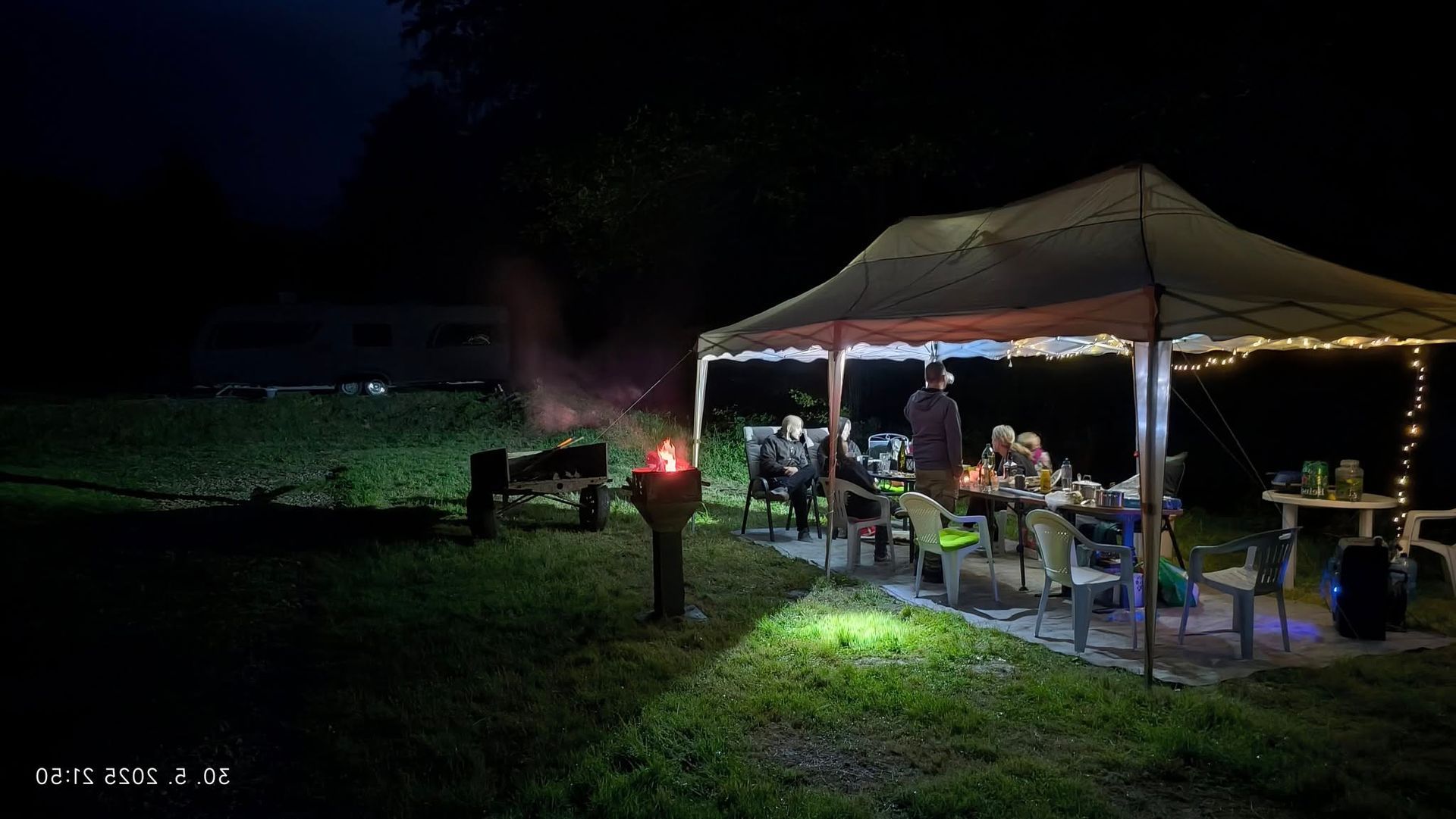 Altánok v Hammer Lake Camp v noci