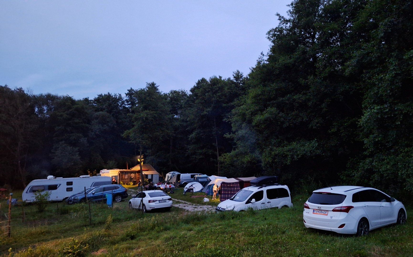 Autá a karavany odparkované v Hammer Lake Camp