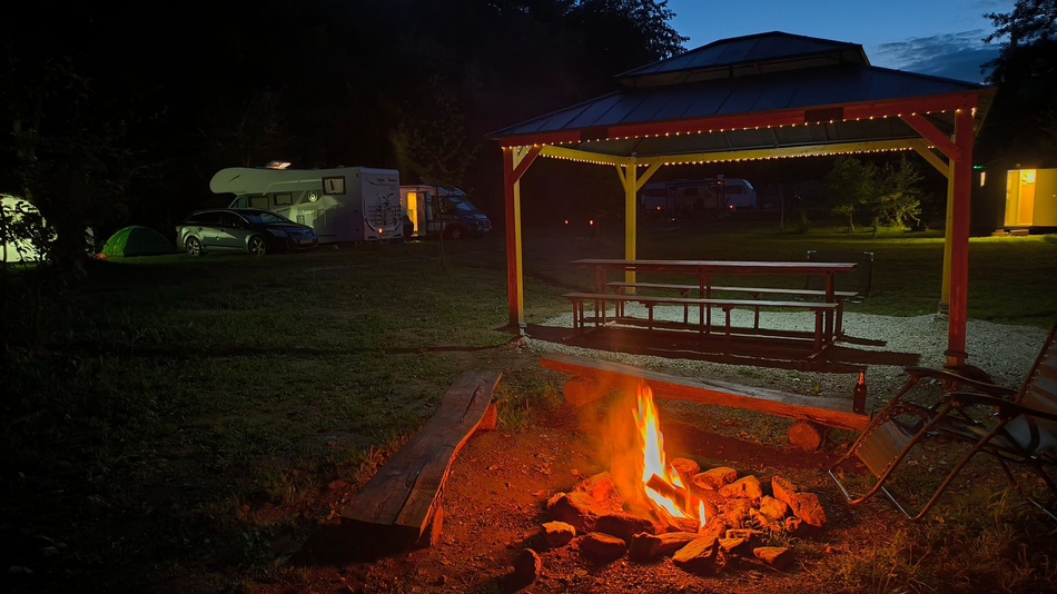 Hammer Lake Camp pri západe slnka