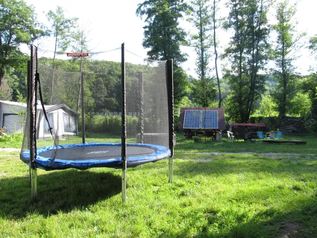trampolína v Hammer Lake Camp