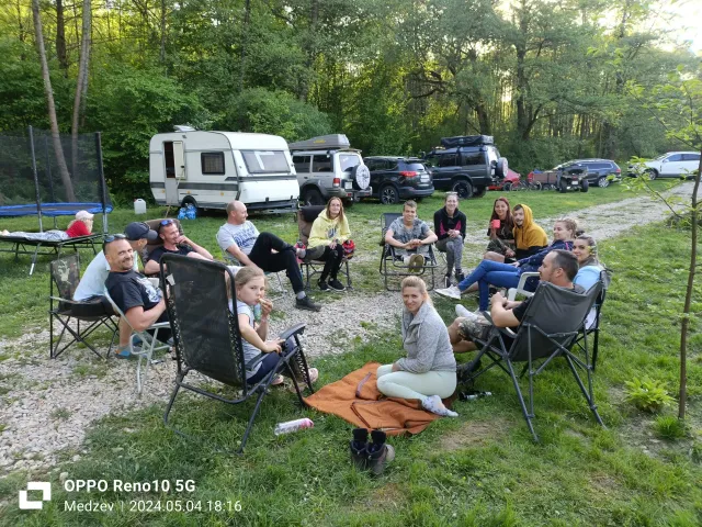 posedenie rodiny v Hammer Lake Camp