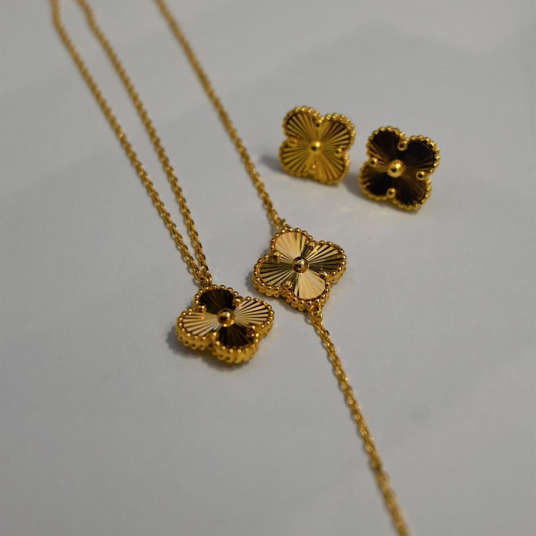 A close up of a necklace and earring set
