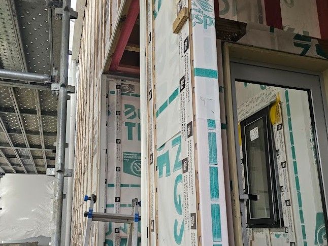 Building wrap with cavity batons