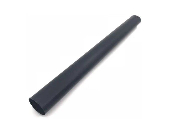 Um tubo preto está sobre uma superfície branca.