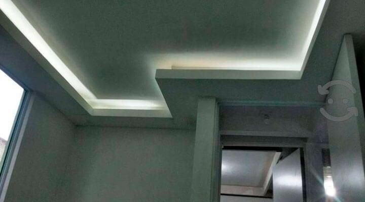 Una habitación con un techo que tiene una luz.