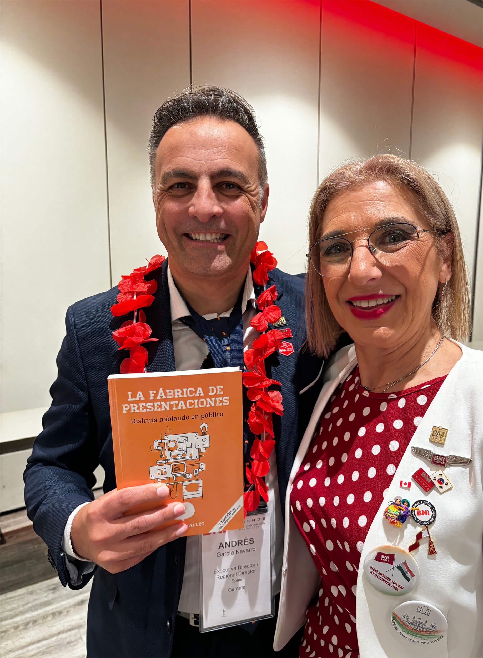 Hombre y mujer sonriendo, sosteniendo el libro