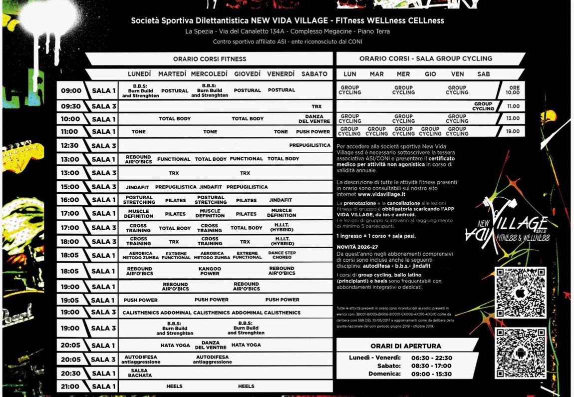 Volantino in bianco e nero per eventi, con un programma dettagliato, avvisi, logo e codice QR su sfondo scuro.