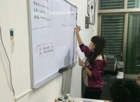 工生活輔導與法規宣導講習，講師在白板上書寫教學內容，提升外勞專業知識與生活素養。