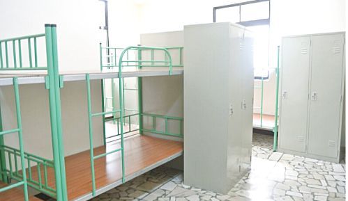 合法合規的外籍勞工居住空間規劃,配備金屬雙層床與專屬儲物櫃,保障移工住宿安全與隱私。