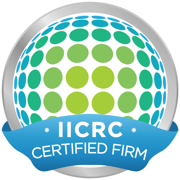Logo de l'entreprise certifiée IICRC : globe à points verts/bleus, bannière bleue.
