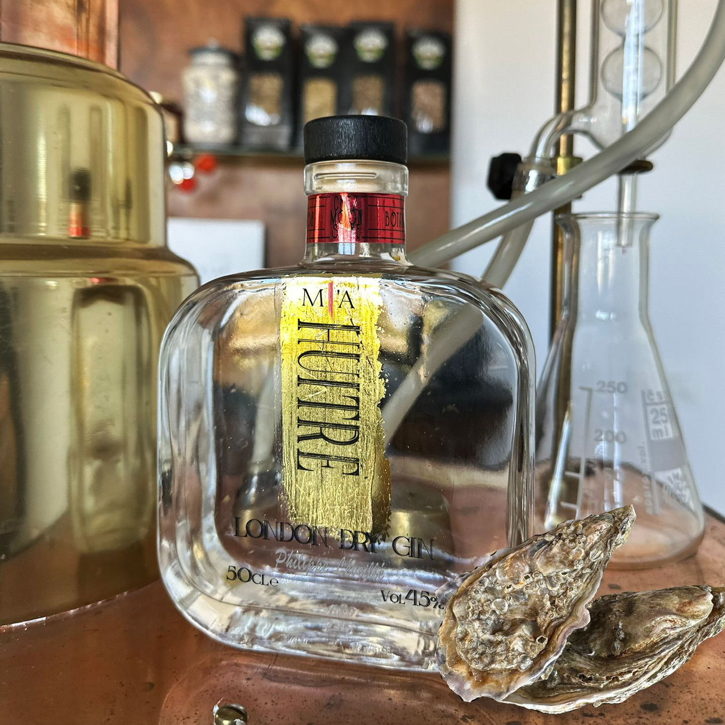 Huitre London Dry gin
Etichetta ambientale
Bottiglia vetro Gl 70
raccolta vetro
Tappo Legno/plastica FOR50/PP5 40 raccolta indifferenziata
Verificare le disposizioni del tuo comune
Valori nutrizionali 100 Ml
Alcol 238 Kcla 995 kj
