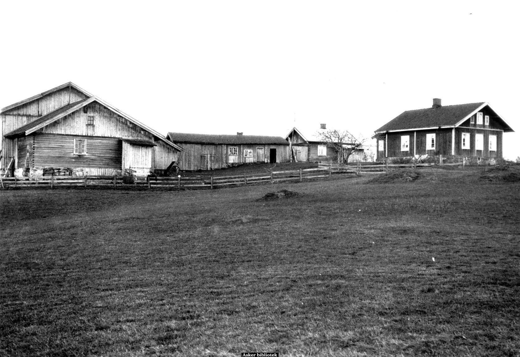 Øvre Rustan gård ble revet i forbindelse med etableringen av Nike-batteriet. Militærvesenet flyttet inn på gården i 1958-1959. I august 1993 sto våningshuset igjen. Låve og fjøs er borte. Foto: Wilse/Asker bibliotek