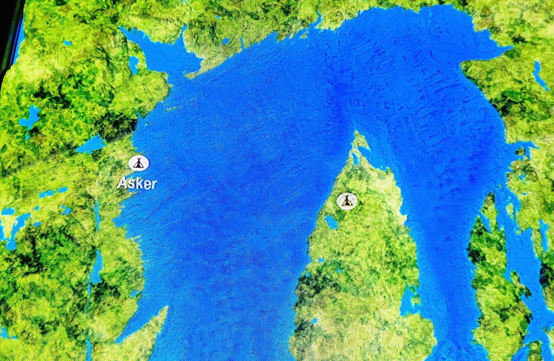Oslofjorden for 8.000 år siden. Ved dagens Sandvika går det en lang fjord innover Lommedalen. Dagens Asker sentrum ligger ved strandkanten.