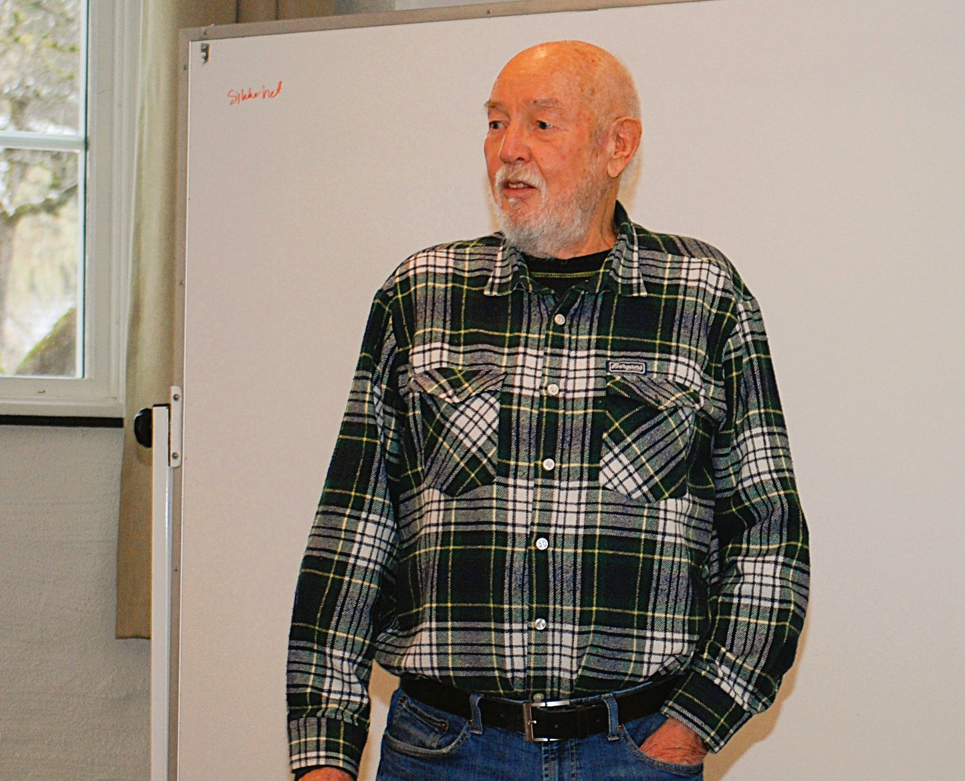 Historielagets Sverre Thoresen fortalte om arbeidet rundt ansiktssteinene på Granerud og på Nesbru.