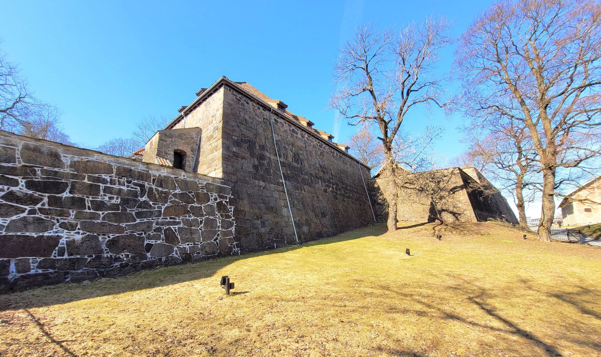 Akershus festning har blitt beleiret mange ganger, men har alltid stått i mot. Siste gang festningens murer sto i mot et angrep var i 1716, da Karl XII var i byen og beleiret og herjet.
