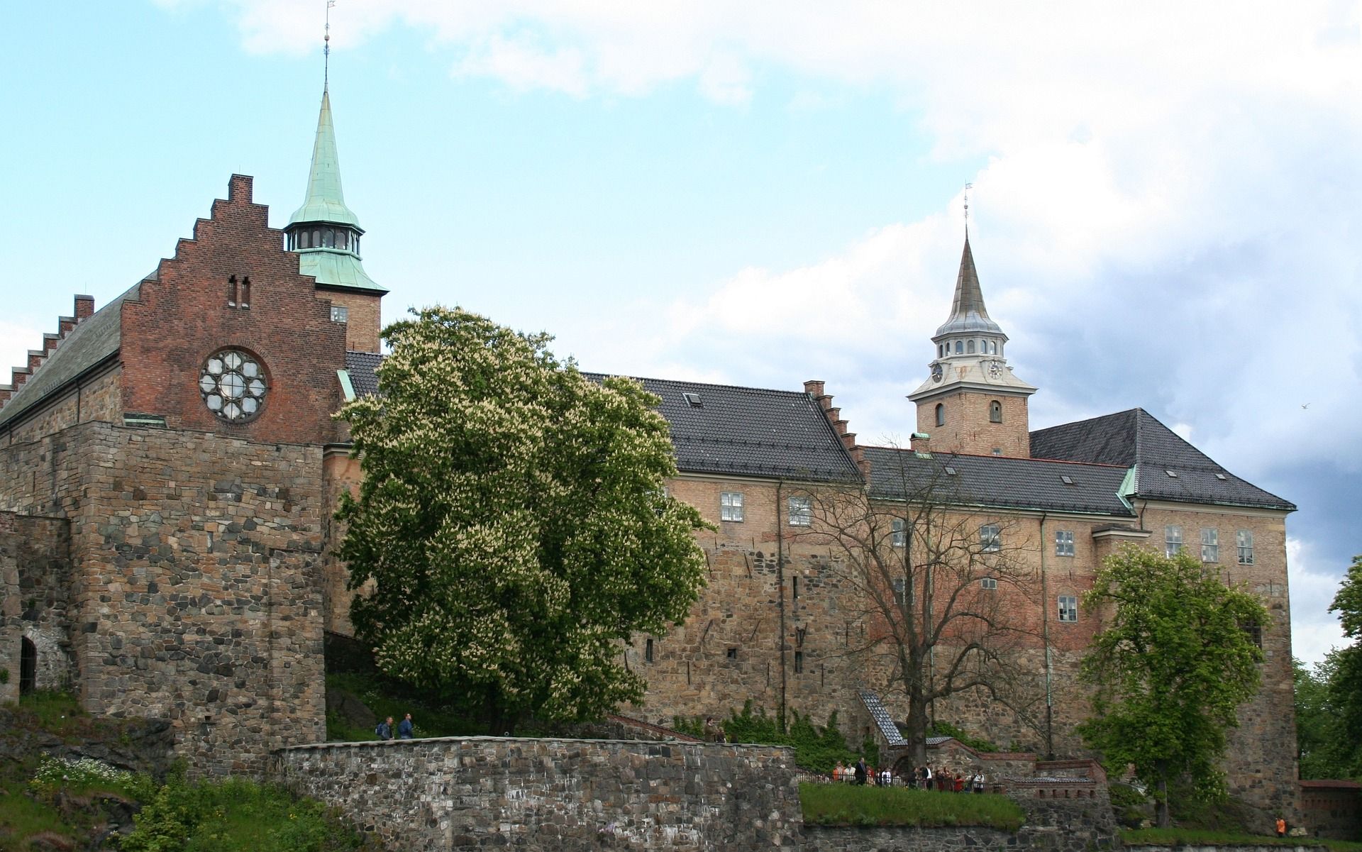 Akershus slott og festning slik den framstår i dag. Den har stått i mot alle beleiringer og angrep , og er der den ligger på Akersneset svært strategisk plassert.