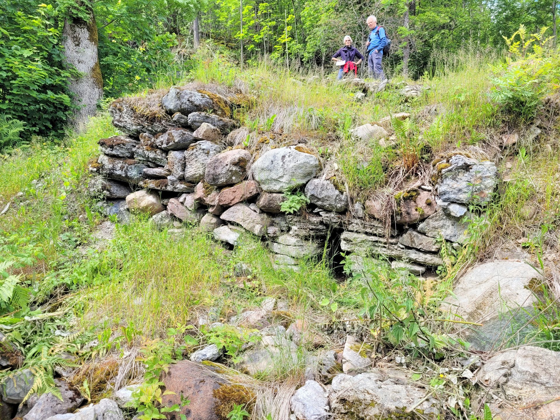 Dimensjonene på Finsrud kalkovn forstår man best ved å sammenligne med de deltakerne som står på toppen av den.
