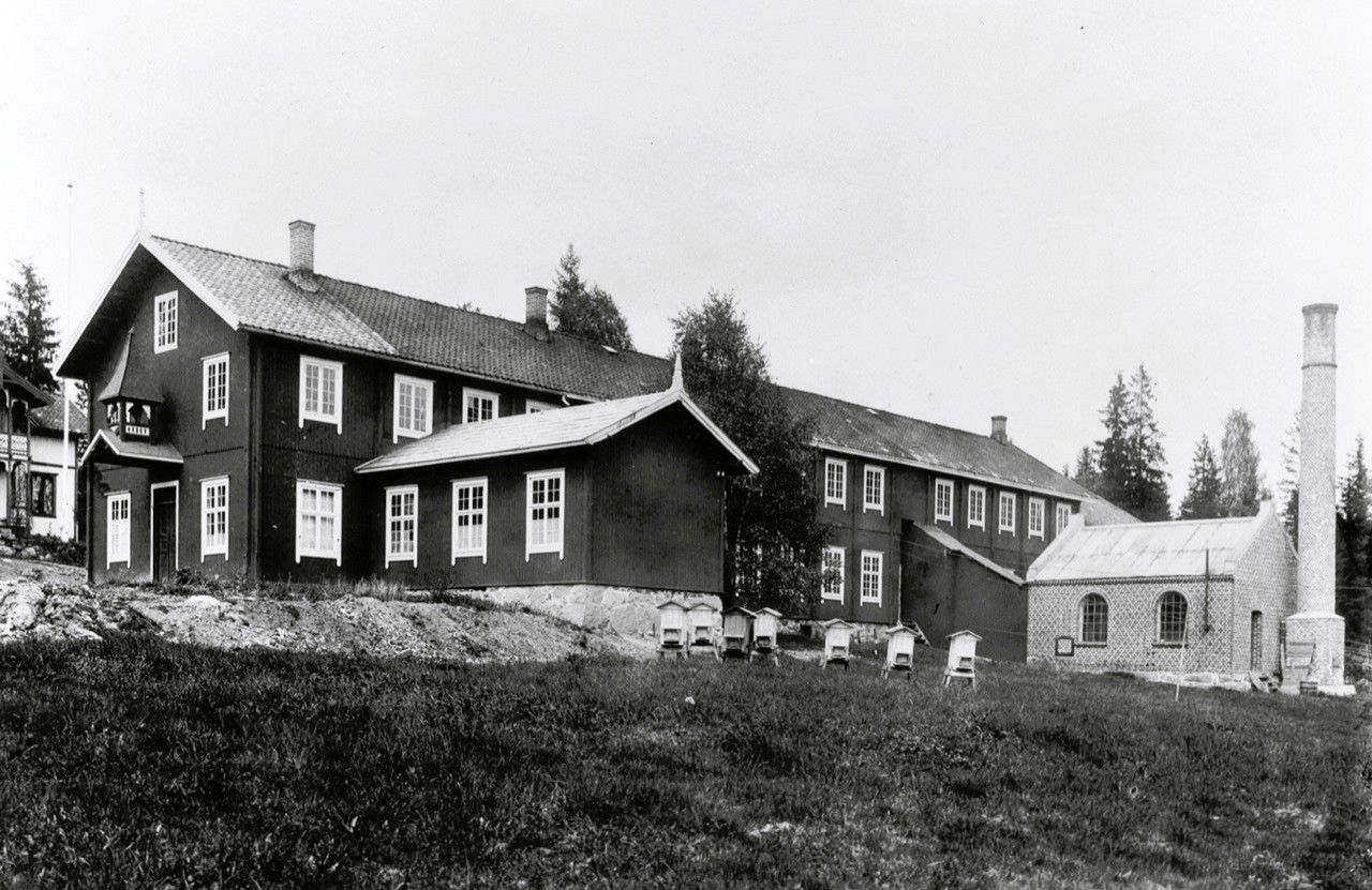 Fabrikkbygningen med fyrhus og bikuber ca. 1900. (Foto: Asker bibliotek)