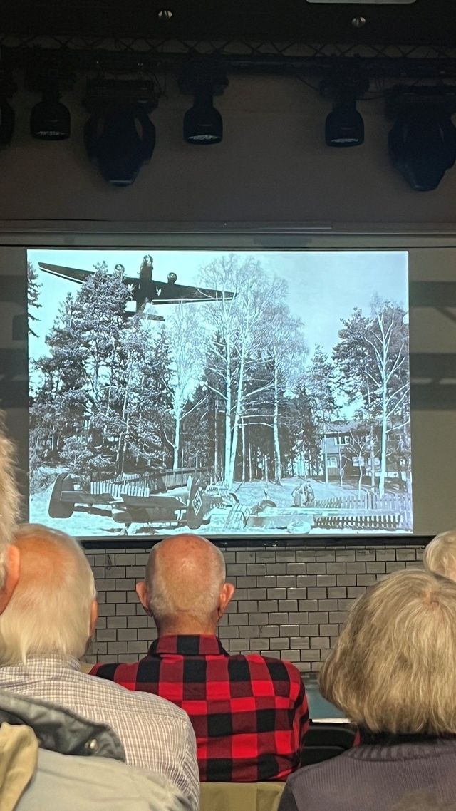 Rundt 40 personer møtte opp på Varmesentralen på gamle Fornebu for å høre foredraget om den dramatiske tirsdagen 9. april 1940. Historielaget hadde invitert den erfarne journalisten og forfatteren Cato Guhnfeldt, som delte av sin omfattende kunnskap om den tyske invasjonen, Fornebu og flykampene som utspilte seg denne dagen.