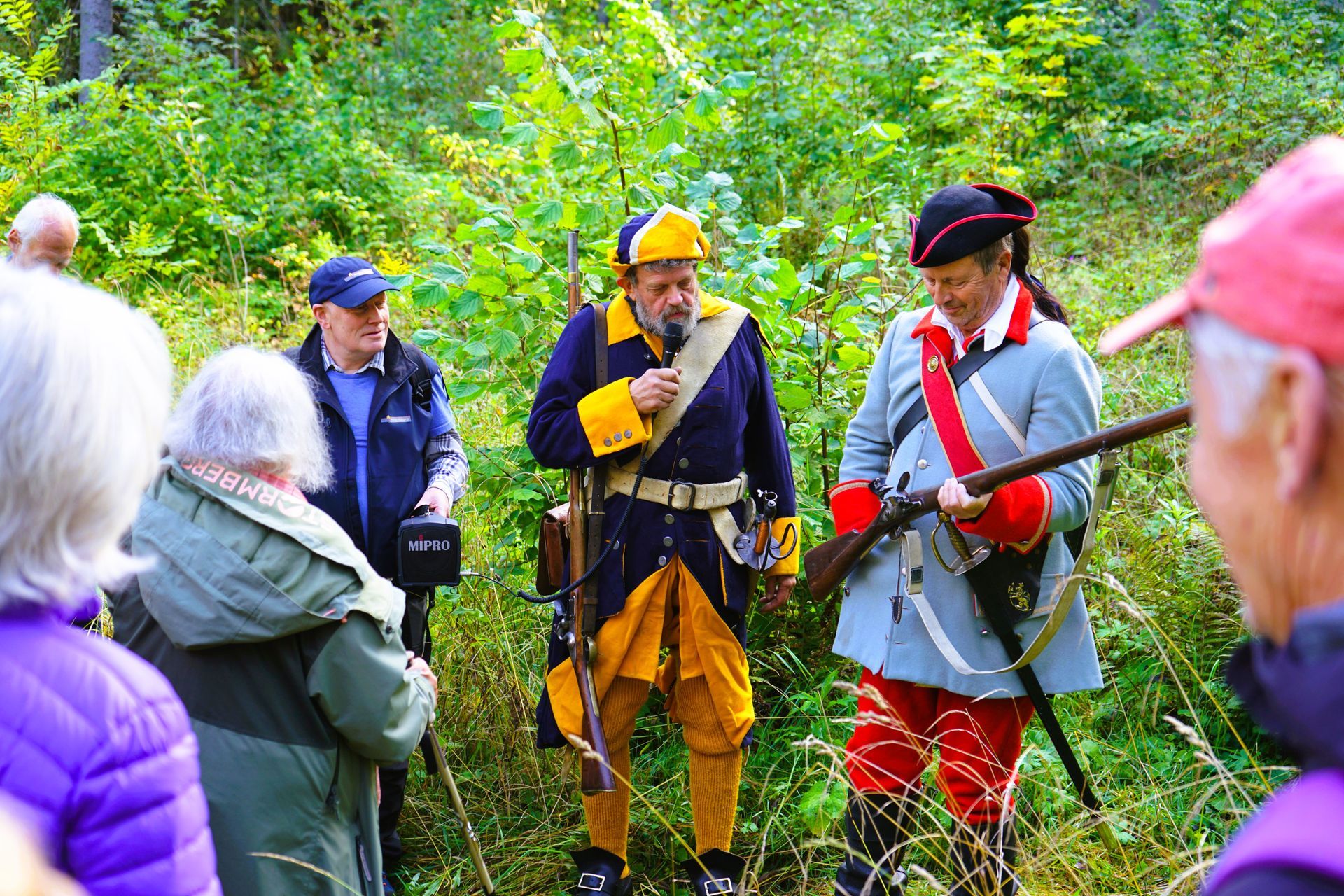 Plutselig ble deltakerne trukket inn i «Den store nordiske krig» ved at det kom både en svensk og en dansk-norsk soldat fram fra skansen! Per Erik Andersson som svensk og Guttorm Gilhuus som dansk-norsk. Begge var tidsriktig kledd med våpen og uniform, som soldatene var på begynnelsen av 1700-tallet. Per Erik Andersson kunne gi mye informasjon om soldatlivet i 1716. Til og med fikk vi oppleve avfyring med en av datidens håndvåpen (muskett).