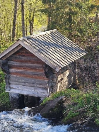 Asker og Bærum historielag har startet arbeidet med å flytte den gamle bekkekvernen som har stått ve
