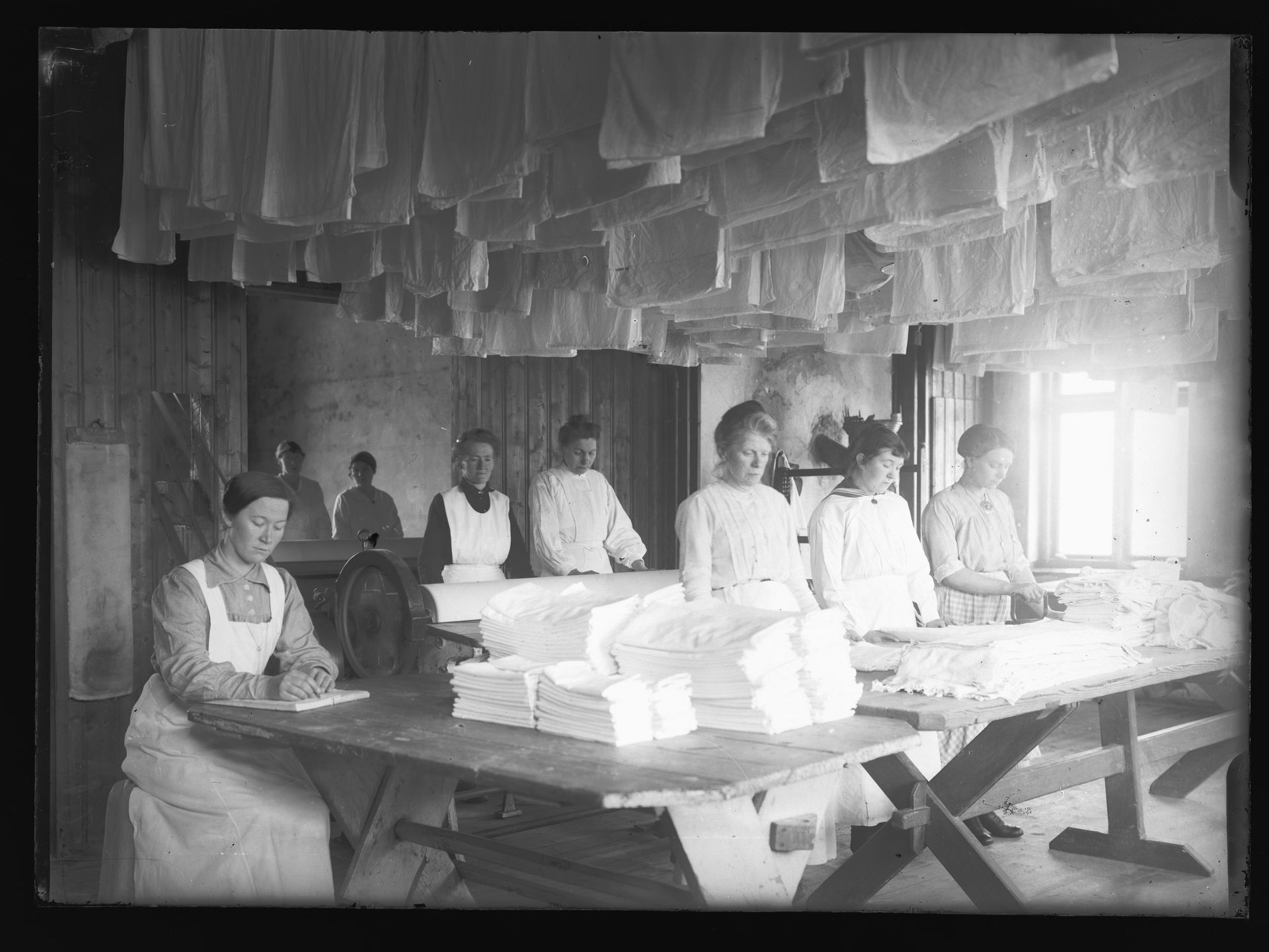 De sedelige forkomne kvinder arbeider på Kvindehjemmet (Foto: Narve Skarpmoen, 1900, Nasjonalbiblioteket).