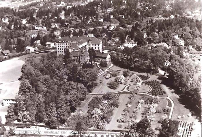 Øvre Stabekk (Ringstaddbekk) Vi ser Statens Lærerindeskole i husstell og Slottet. Det lå et flott parkanlegg nedenfor Slottet. Det var utformet i engelsk landskapsstil av viktoriansk type. Deler av dette er fredet. Bildet er trolig fra 1950-tallet. (Kilde: Postkort/www.baerumshistorie.no)
